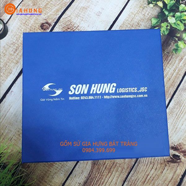 bo-am-chen-su-in-logo-son-hung-logistics-01 Bộ ấm chén in logo, bo am chen in logo, quà tặng gốm sứ, qua tang gom su, in logo lên gốm sứ, Nhận in logo lên gốm sứ, Nhận làm quà tặng gốm sứ