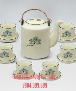 Bộ ấm chén bát tràng, bộ ấm chén khắc nổi, bộ ấm chén vại. bộ ấm chén khắc hoa văn, bộ ấm tích men lam bát tràng, ấm tích 1.5l, ấm tích bát tràng 1,5l, bộ ấm tích men kem vẽ sen xanh