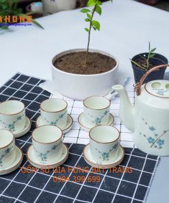 Bộ ấm chén bát tràng, bộ ấm chén vại. bộ ấm chén khắc hoa văn, bộ ấm tích men lam bát tràng, ấm tích 1.5l, ấm tích bát tràng 1,5l, bộ ấm tích men kem vẽ sen xanh, ấm tích vẽ đào